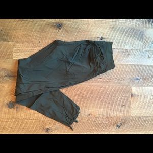 Lululemon men’s Great Wall Pant - Size S.